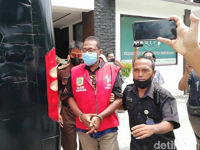 Kejari Pasuruan menahan anggota DPRD Kota Pasuruan dari PAN. Ia ditahan atas dugaan tindak pidana penipuan dan penggelapan.