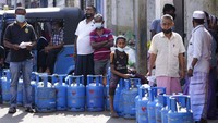 Kekurangan pasokan gas mengakibatkan antrean panjang di Kolombo, Sri Lanka.