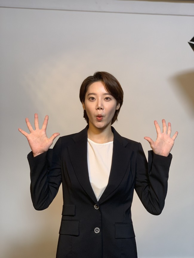 Kim Mi Soo berperan sebagai Yeo Jung Min, mahasiswi tahun keempat jurusan Sejarah. Dia memakai tracksuit dan sendal dalam kesehariannya. Alih-alih memikirkan kehidupan cinta, karakternya mengikuti demonstrasi melawan pemerintahan otoriter. Foto: dok. Instagram landscape_ent