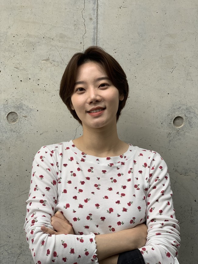 Dalam drama Korea Snowdrop, Kim Mi Soo berpenampilan tomboy dan memakai kacamata. Dia merupakan salah satu teman sekamar Jisoo BLACKPINK yang menghuni kamar 207. Foto: dok. Instagram landscape_ent