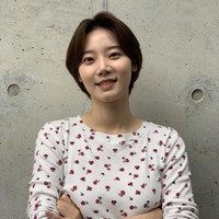 Dalam drama Korea Snowdrop, Kim Mi Soo berpenampilan tomboy dan memakai kacamata. Dia merupakan salah satu teman sekamar Jisoo BLACKPINK yang menghuni kamar 207. Foto: dok. Instagram landscape_ent