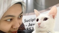 Melihat Instagram, Eca ternyata dikenal sebagai sosok ibu yang baik untuk anak-anaknya. Ia sering membuatkan makanan enak setiap hari untuk anak-anaknya. Foto: Instagram @ecaprasetya