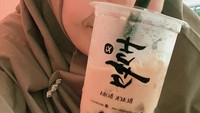 Selain itu, Eca juga memiliki hubungan yang baik dengan teman temannya. Eca bahkan sering menghabiskan waktu bersama dengan nongkrong di kafe. Foto: Instagram @ecaprasetya