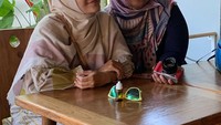 Nah, ini adalah bukti kedekatan dengan sahabatnya. Kala itu ia dan sahabatnya mampir ke restoran untuk makan bersama. Foto: Instagram @ecaprasetya