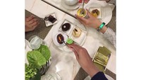Beginilah keseruan Echa sahabat kuliner malam di sebuah restoran. Becak ber foto di Polong yang menampilkan nama restorannya. Foto: Instagram @ecaprasetya