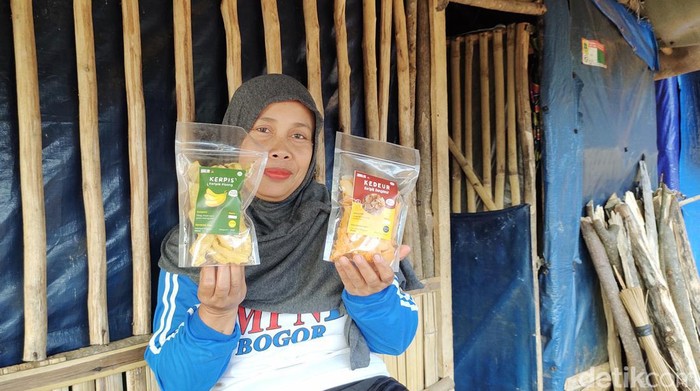 Korban bencana Lebak buat produk makanan demi bertahan hidup.
