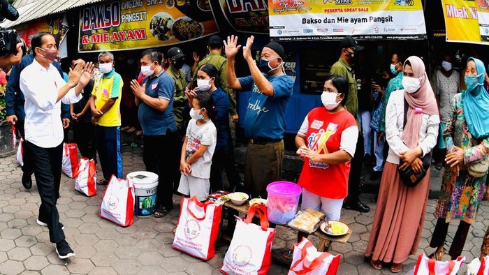 Kunjungi Pasar Purwodadi, Jokowi Bagi-bagi Bantuan Tunai ke Pedagang