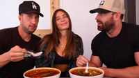 Ikut tantangan makan pedas, Lana berhasil menghabiskan banyak mie pedas kuah dengan ekstra cabe. Foto: Instagram @lanarhoades