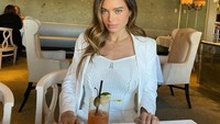 Tampil cantik dan menawan, gaya mewah Lana saat makan di salah satu restoran fine dining ini mencuri perhatian. Foto: Instagram @lanarhoades