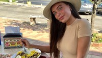 Tak takut gemuk, Lana habiskan banyak makanan mulai dari nasi beraroma sampai potongan daging dan salad. Foto: Instagram @lanarhoades