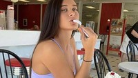 Es krim jadi salah satu makanan favorit model cantik yang satu ini. Foto: Instagram @lanarhoades