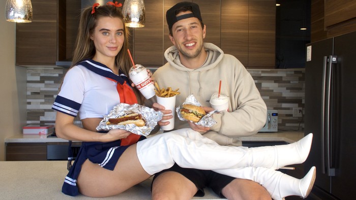 Lana Rhoades, Bintang Porno Paling Dicari Tahun 2021 yang Hobi Makan Pizza Instagram @lanarhoades