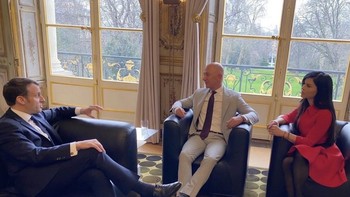 Lauren juga kerap menemani Bezos di berbagai acara resmi, termasuk ini saat bertemu dengan Presiden Perancis Emanuel Macron. Foto: Instagram