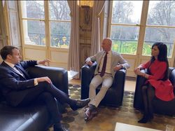 Orang Terkaya Kedua Dunia Bucin Sama Pacarnya