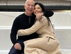 Orang Terkaya Kedua Dunia Bucin Sama Pacarnya