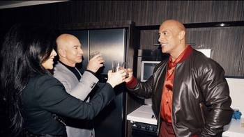 Sanchez dan Bezos mencoba minuman anggur produksi perusahaan The Rock. Foto: Instagram