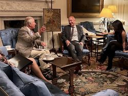 Orang Terkaya Kedua Dunia Bucin Sama Pacarnya