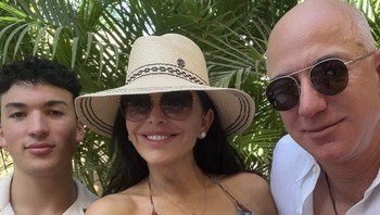 Sanchez bersama anaknya dari pernikahan terdahulu. Foto: Instagram