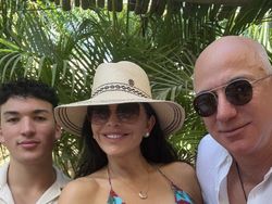 Orang Terkaya Kedua Dunia Bucin Sama Pacarnya