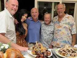 Orang Terkaya Kedua Dunia Bucin Sama Pacarnya