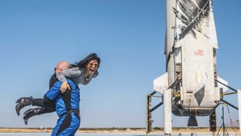 Lauren pun dengan setia menunggu kekasihnya saat beberapa waktu lalu Bezos melesat ke luar angkasa memakai roket Blue Origin. Sepulangnya, Bezos pun mengangkat Lauren di landasan pacu saking gembiranya. Foto: Instagram
