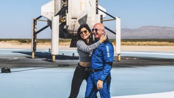 Lauren Sanchez ketika menyambut Jeff Bezos usai ia terbang ke antariksa memakai roket Blue Origin. Pasangan ini terkenal selalu mesra di hadapan publik. Bezos adalah pendiri Amazon dan salah satu orang terkaya di dunia sementara Sanchez adalah mantan presenter televisi. Foto: Instagram