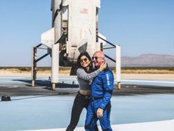 Orang Terkaya Kedua Dunia Bucin Sama Pacarnya