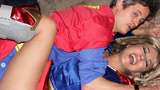 Heboh Pria Berkostum Superman Tindih Liz Hurley, Ngakunya Mabuk
