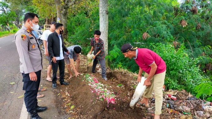 makam di pinggir jalan pasuruan