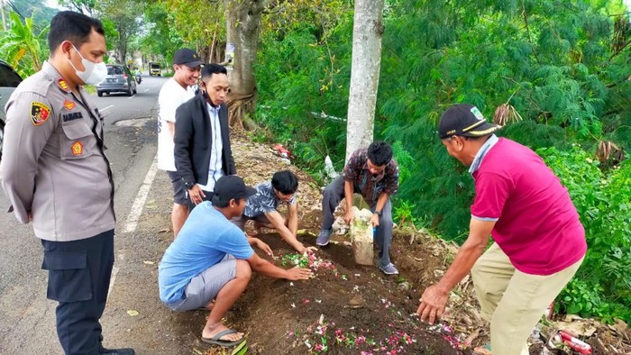 makam di pinggir jalan pasuruan
