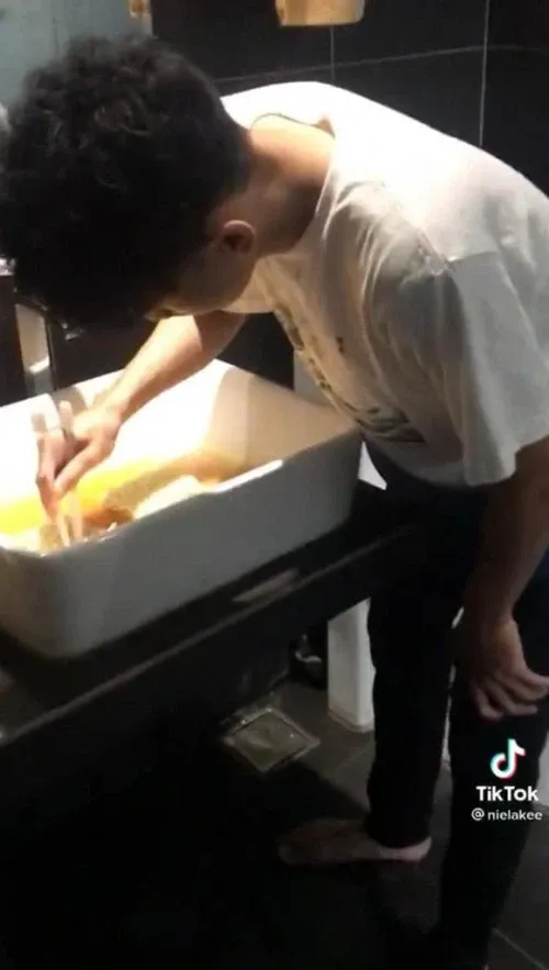 Demi Konten Jadi Viral, Para Lelaki Ini Masak Mie Instan di Wastafel Hotel