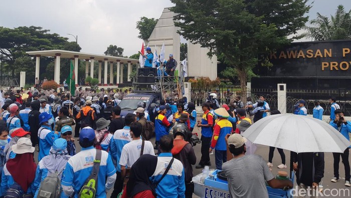 Massa Buruh Geruduk Kantor Gubernur Banten