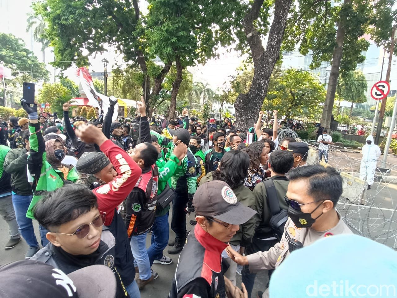 Massa driver ojol bergerak menuju Istana Negara di Jalan Medan Merdeka Utara, Jakarta. Namun massa tertahan kawat besi di Jalan Medan Merdeka Barat. (Wildan N/detikcom)