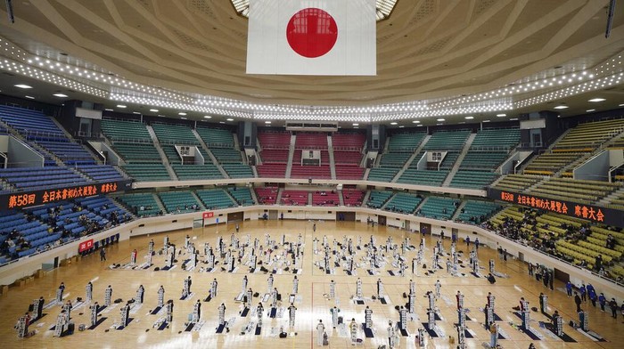 Melihat Kontes Kaligrafi Tradisional Jepang Participants show their works of traditional Japanese calligraphy during the annual New Year's calligraphy contest at the Budokan martial arts hall Wednesday, Jan. 5, 2022, in Tokyo. (AP Photo/Eugene Hoshiko)