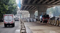 Sementara itu, alat berat dan sejumlah pekerja masih terpantau melakukan pekerjaannya di bawah flyover.