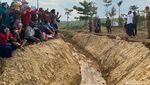 Momen Jokowi dan Ganjar Tanam Pohon di Bendungan Randugunting