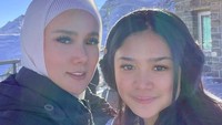 Lihat momen foto bareng Mulan Jameela dengan putri sulungnya, Tiara di bawah sinar matahari. Sama cantiknya? Foto: dok. Instagram Mulan Jameela