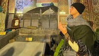 Al Ghazali ketika ziarah ke makam guru besar (penyair Sufi) Jalauddin Rumi. Al Fatihah. Foto: dok. Instagram Al Ghazali