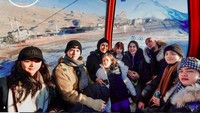 Di antara senyum keluarga Ahmad Dhani dan Mulan Jameela, banyak netizen yang kembali mempertanyakan soal karantina yang mereka lakukan sepulang dari Turki. Foto: dok. Instagram Al Ghazali