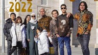 Saat tahun baru Ahmad Dhani, Mulan Jameela, dan keluarga kompak mengunggah foto ucapan selamat tahun baru 2022. Kali ini Dul Jaelani memperlihatkan foto keluarga dengan dresscode batik. Foto: dok. Instagram Dul Jaelani