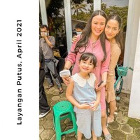 Nita Sofiani memerankan karakter Bu Meri yang merupakan sosok tetangga julid di serial Layangan Putus. Walaupun karakter Bu Meri jarang muncul, namun cukup mencuri atensi. Foto: Instagram/@nitasofiani