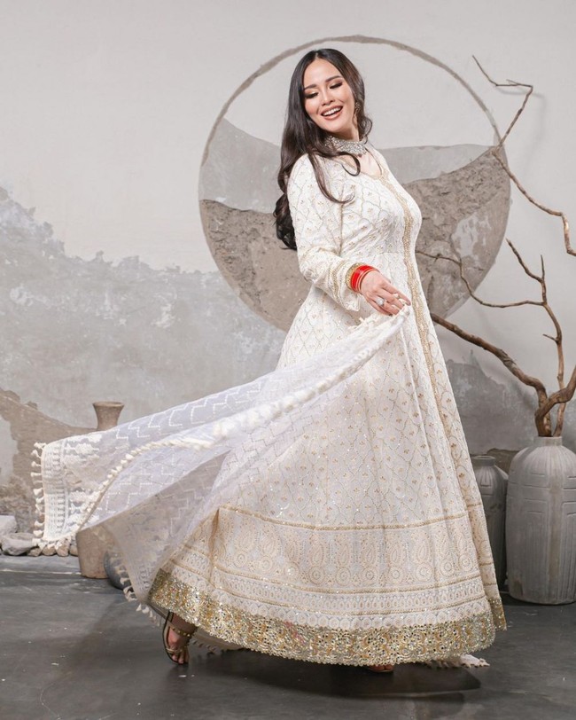 Bu Meri pernah mengingatkan bahwa ada banyak laki-laki yang tidak bisa menjaga diri. Dari luarnya terlihat sayang keluarga, tetapi ternyata di baliknya justru berselingkuh. Foto: Instagram/@nitasofiani