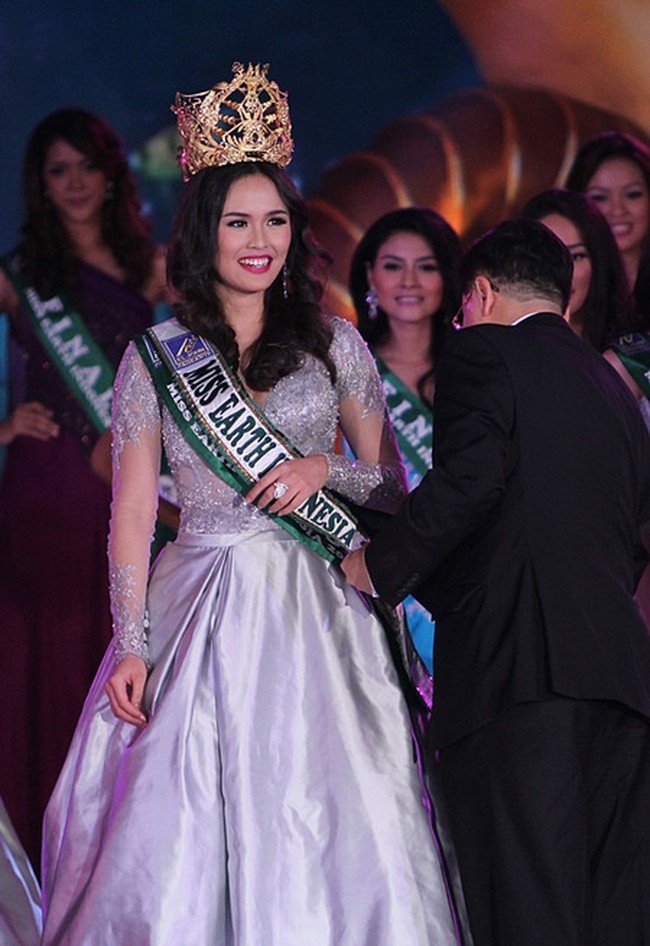 Nita Sofiani sendiri ternyata merupakan mantan Miss Earth 2013 yang diselenggarakan di Filipina. Dalam serial Layangan Putus itu Nita Sofiani beradu akting dengan Putri Marino dan Reza Rahardian. Foto: Instagram/@nitasofiani