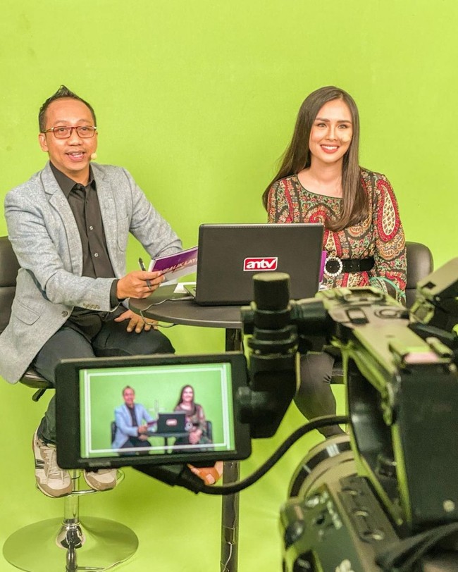 Tak hanya pernah menjadi juara Miss Earth 2013, Nita Sofiani juga pernah beberapa kali tampil sebagai host di berbagai program TV. Foto: Instagram/@nitasofiani