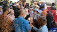 Dari  paket 2112 liter,  petugas Disperindag Pekalongan, membagikan dalam 1056 paket, dimana satu paket berisi dua liter minyak goreng. Satu paket yang berisi dua liter minyak goreng tersebut dibeli warga dengan harga Rp 28 ribu. Satu liter minyak goreng di hargai Rp 14 ribu.