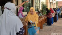 Sedangkan harga minyak goreng yang dijual di pasaran saat ini cukup tinggi yakni berkisar Rp 19 ribu hingga Rp 20 ribu.