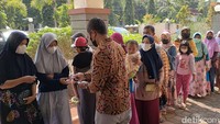 Dilokasi yang sama, Kepala Dinperindagkop UKM, Hurip Budi Riyantini mengatakan kegiatan tersebut merupakan tahap pertama yang dilakukan di wilayah kerjanya. Untuk persediaan minyak goreng, awalnya 1, 2 ribu liter namun ternyata mendapat tambahan sehingga total persediannya lebih banyak yakni 2.112 liter. 