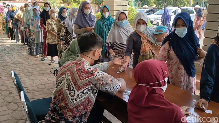 Operasi Pasar, Ribuan Liter Minyak Goreng Ludes Sejam Sebanyak 2 ribu liter lebih minyak goreng habis dalam waktu satu jam, saat dilangsungkan Operasi Pasar Minyak Goreng di Pekalongan.