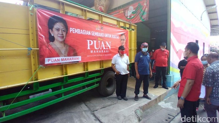 Paket beras bergambar Puan Maharani tiba di kantor PDIP Solo, Rabu (5/1/2022).
