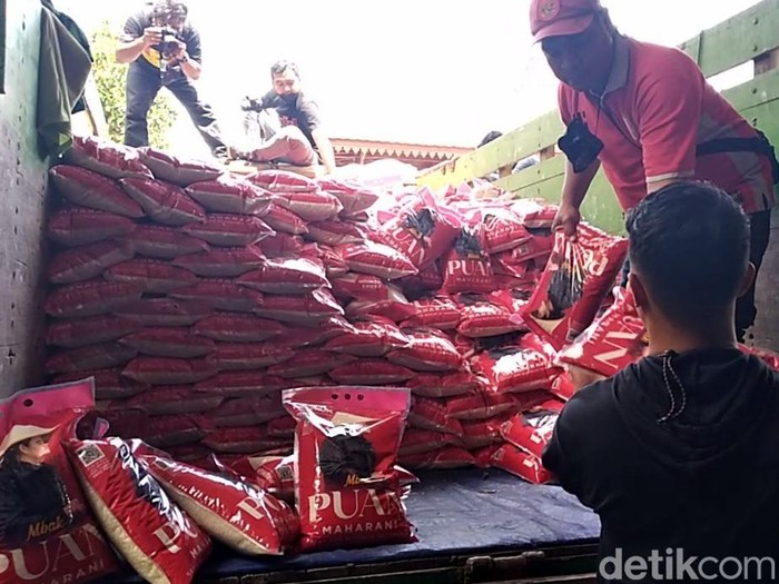 Paket beras bergambar Puan Maharani tiba di kantor PDIP Solo, Rabu (5/1/2022).